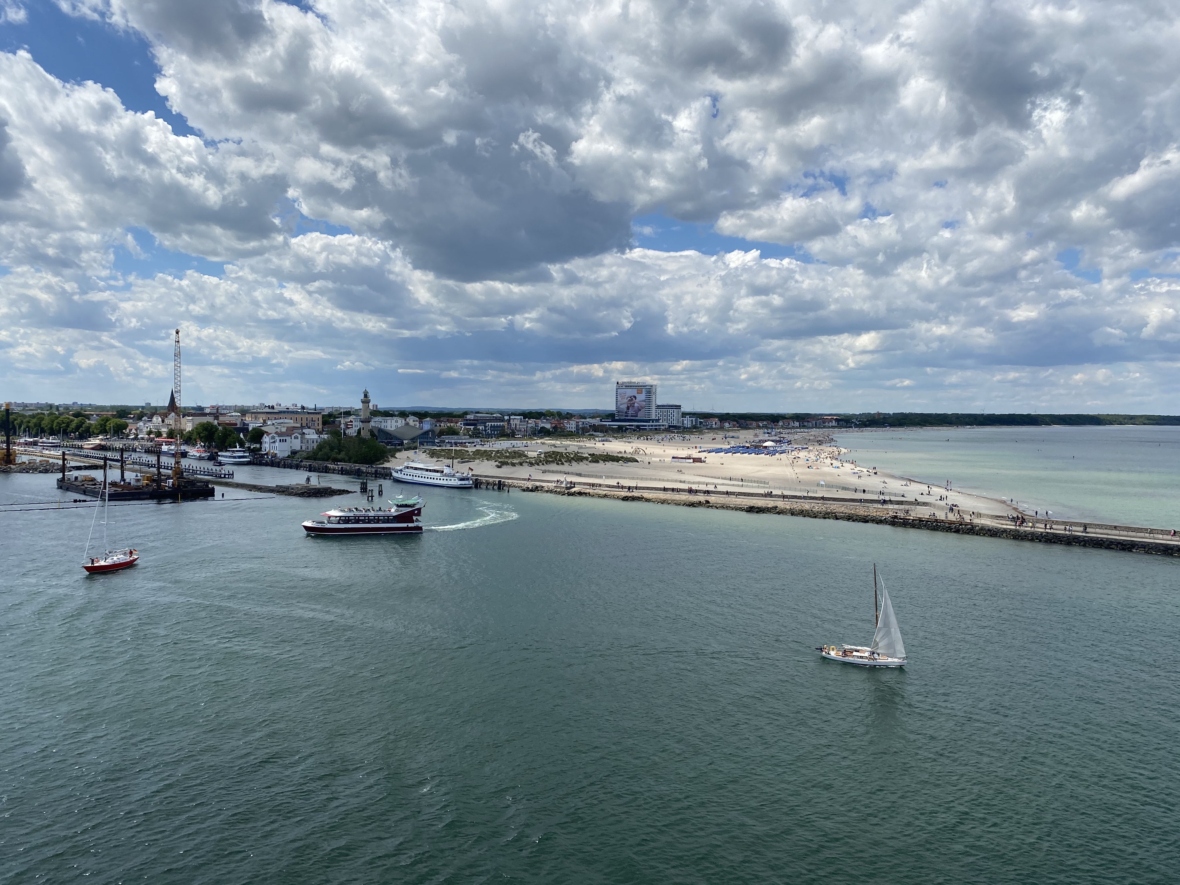 Malerische ländliche Landschaft mit sanften Hügeln und Ackerland in der Ferne