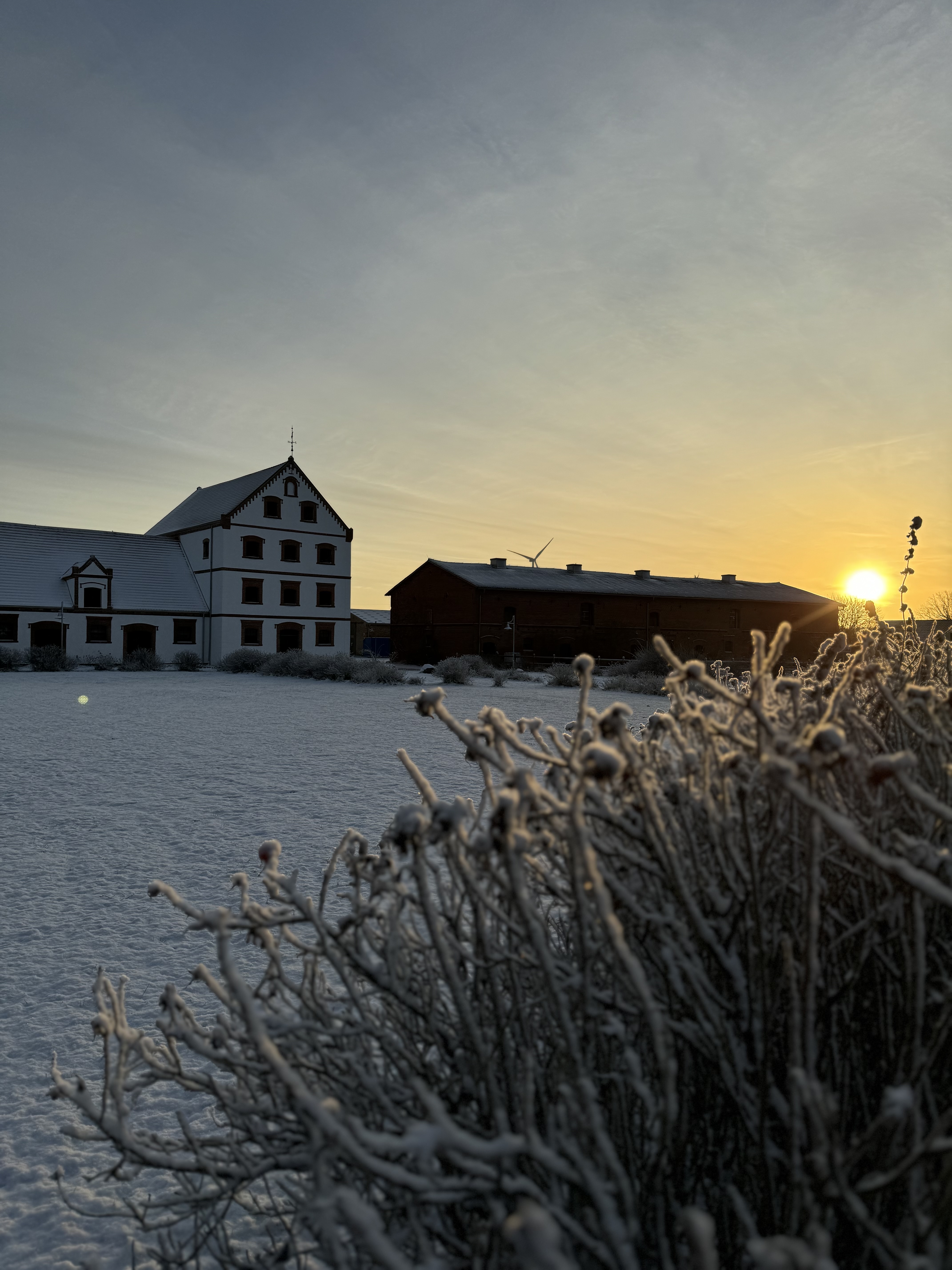 Panoramablick auf die Landschaft mit Feldern und fernen Bergen