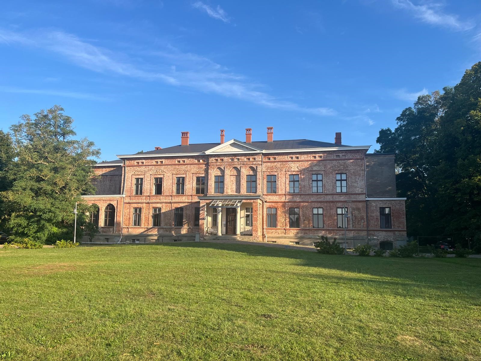 Majestätisches Schloss mit historischer Architektur, sichtbar vom Feriengebiet aus