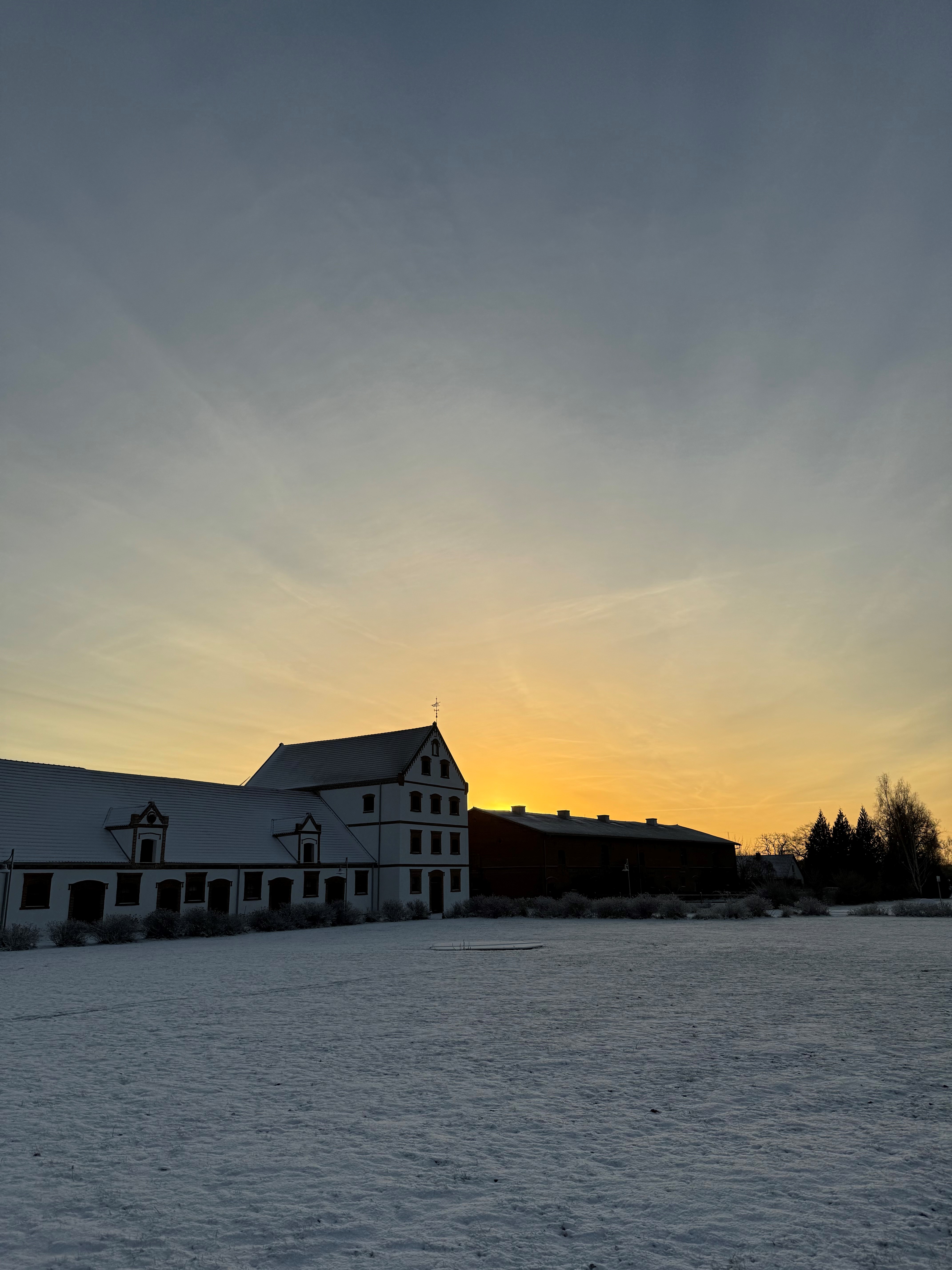 Traditionelles Holzspeicherhaus mit rustikaler Architektur in ländlicher Umgebung